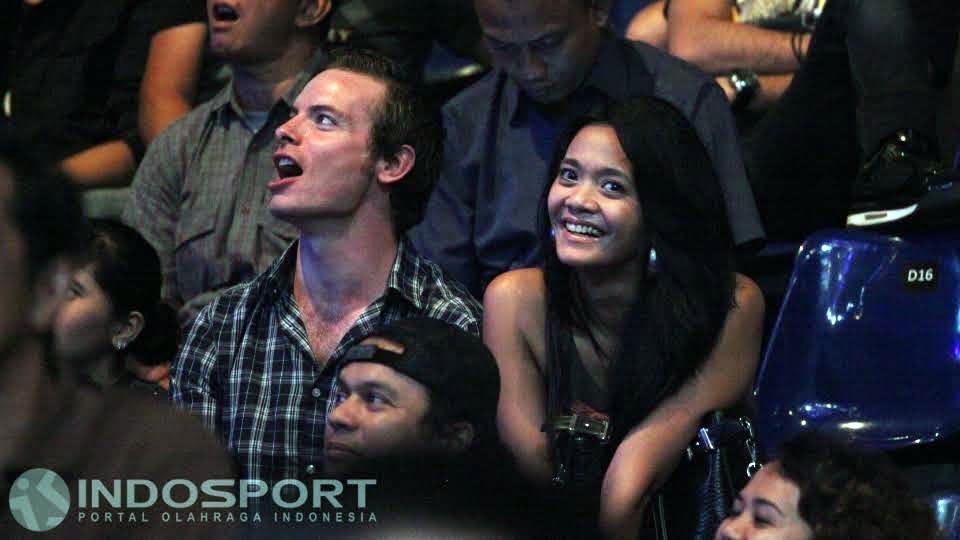 Wanita cantik ini tersenyum lebar saat menyaksikan laga One Championship.